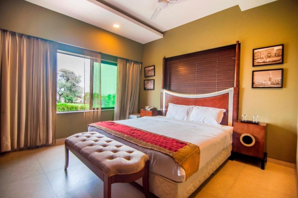 Jalsa Hotel & Banquets,Indore Eksteriør bilde