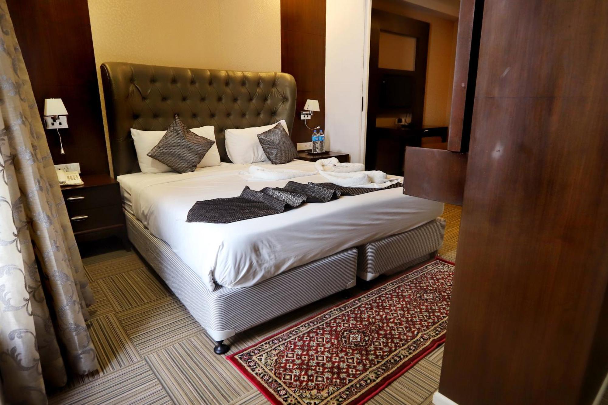 Jalsa Hotel & Banquets,Indore Eksteriør bilde
